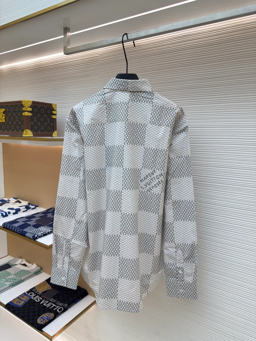 LOUIS VUITTON plain large checkered shirt ●Authentic product: purchased and developed for 10200 ●Item number: 1680321-B05 ●Fabric: polyester fiber fabric ●Technology: made on positioning cutting machine ●Version: fitted version ●Weight: about 300 grams ●Size: XS-S-M-L ●Description: The fabric is made of 40s*40s pure cotton plain fabric with a warp and weft density of 140*140. We purchased the Y version of the scanned pattern for printing, using semi-bleached cloth. Each position of the paper pattern positioning flower perfectly restores the Y version of the flower position. It is printed with digital paint direct-injection printing technology, and the laser burnt pattern is precisely cut into pieces. The left and right panels are designed with restored flowers. The sleeves and cuffs of the collar, seat, and back are made with positioning patterns based on the original pattern, and the buttons are hand-sewn with white hand-sprayed glossy paint. The overall wiring is straight and delicate, the fabric is comfortable and soft, and the color is consistent without color difference. It can be matched with the same style to create a fashionable look and control various occasions. Customized accessories, complete with three standards, same style for men and women!